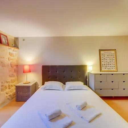 Vendégház Charming Townhouse With Terrace 4*