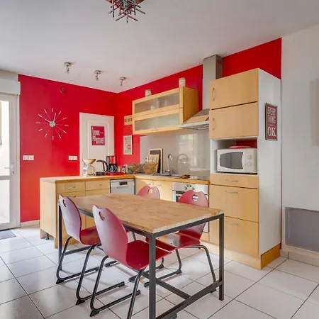 Charming Townhouse With Terrace Бордо