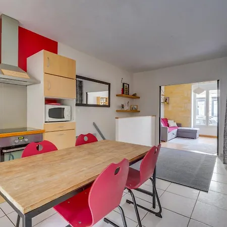 Гостевой дом Charming Townhouse With Terrace 4*