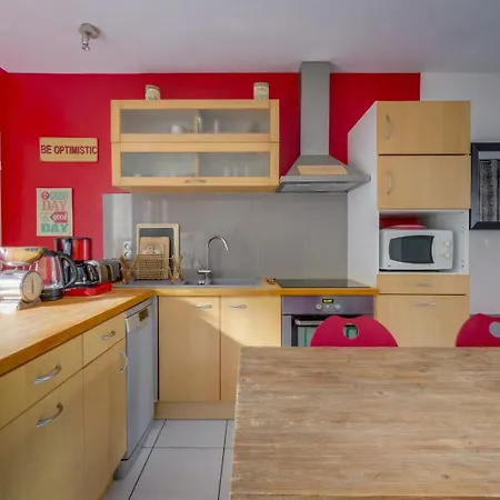 Charming Townhouse With Terrace Гостевой дом