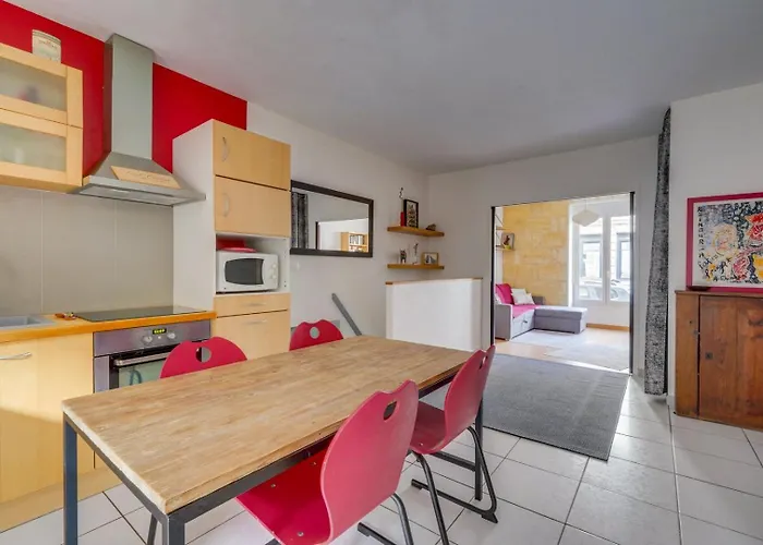 Pensión Charming Townhouse With Terrace 4*