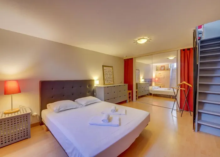 Charming Townhouse With Terrace Maison d'hôtes
