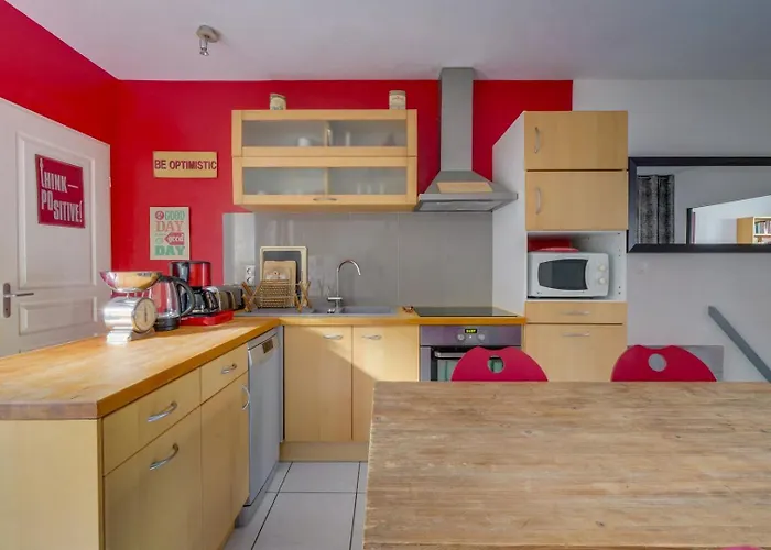Charming Townhouse With Terrace Maison d'hôtes